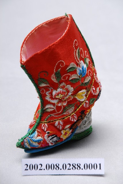 紅底花草刺繡三寸白色鞋跟金蓮左鞋