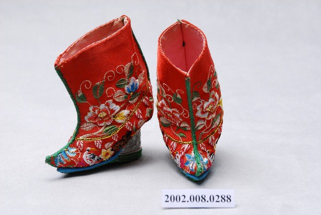 紅底花草刺繡三寸白色鞋跟金蓮