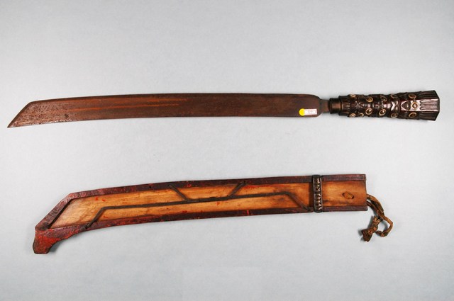 卑南族男子佩刀