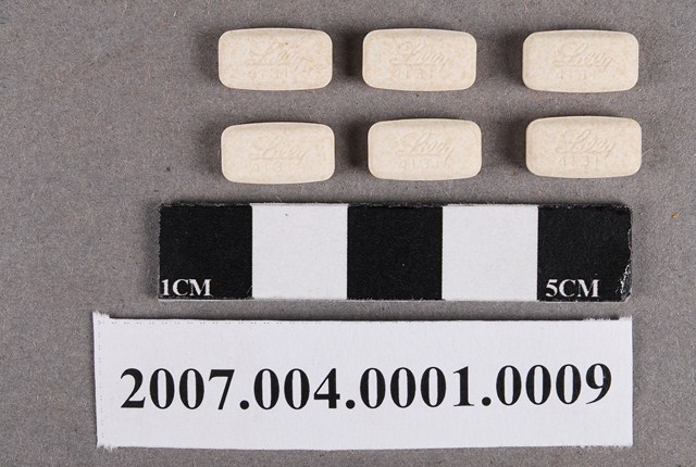 長方形米色Lilly4131字樣藥錠