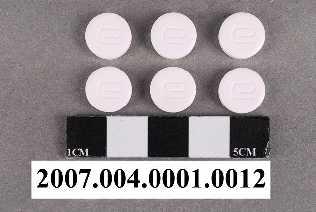 圓形粉白雙色e字樣藥錠