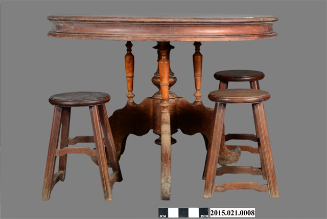 圓型餐桌與桌椅組