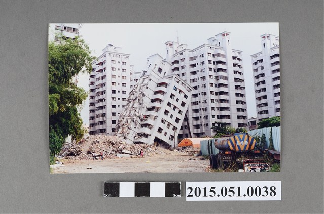 921地震臺中大里金巴黎大樓倒塌