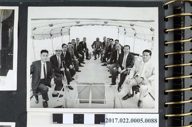 臺北市鄭氏宗親會與鄭審一鄭喜一父子攝於遊艇