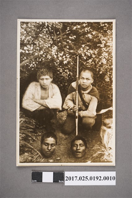 日治時期霧社事件青年與首級合照之複製照