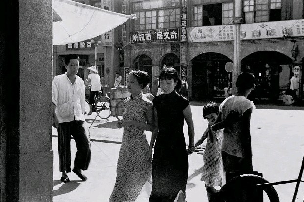 〈臺北 太平町（延平北路）〉，約 1942 年｜來源：鄧南光／國立臺灣美術館（典藏圖像）
