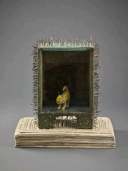 藏品:歷史殘骸系列之6:在紙板上有老虎爺的木箱的(1)張圖片