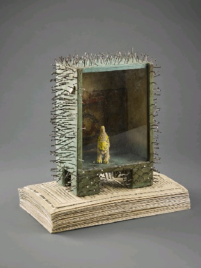 藏品:歷史殘骸系列之6:在紙板上有老虎爺的木箱的(2)張圖片