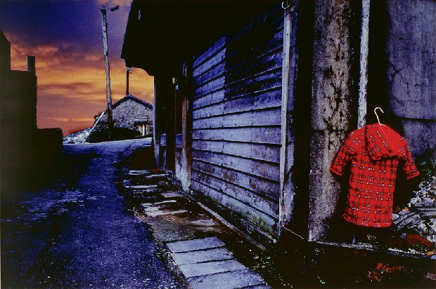  牆角紅衣的焦點圖