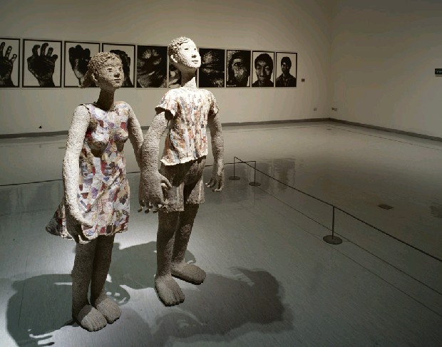 藏品:手牽手的(4)張圖片