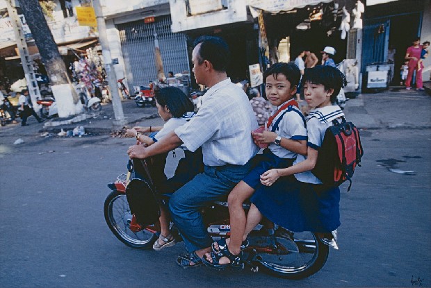 藏品:超負載的機車-小學生     的(1)張圖片