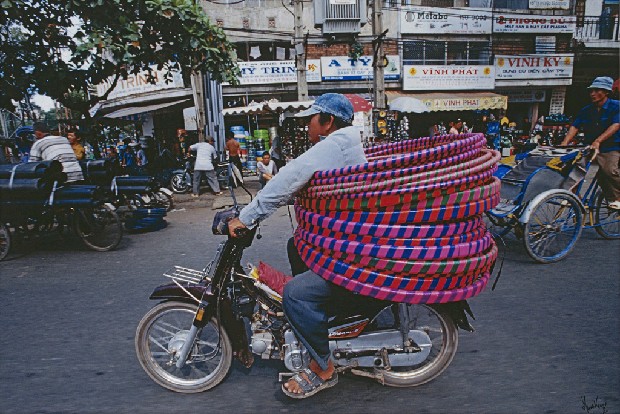 藏品:超負載的機車-呼拉圈    的(1)張圖片