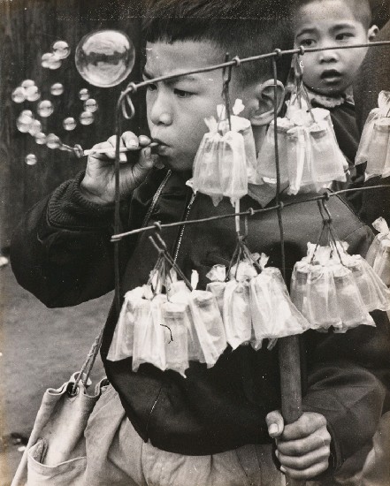 藏品:吹泡泡的小孩的(1)張圖片