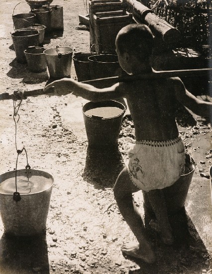 藏品:挑水的小孩的(1)張圖片