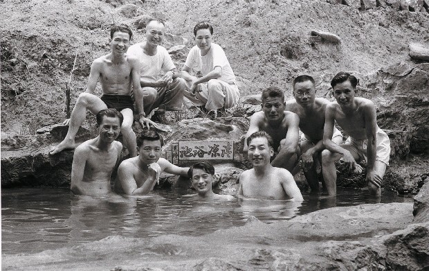 藏品:戰前戰後系列-自由影展同仁泡澡(陽明山)的(1)張圖片