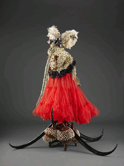 藏品:她穿著部分設計為高腰抓皺與紅裙的西式洋裝，是外來的奇異種族，失去頭顱的象神被拋向大海，最後遭遇海難。沒有腳的孟加拉人紮根於外海，跟隨她的母親在額頭畫下句點，受束縛的牛角舌頭，在壓力之下長得像一頭公羊。的(1)張圖片