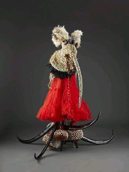 藏品:她穿著部分設計為高腰抓皺與紅裙的西式洋裝，是外來的奇異種族，失去頭顱的象神被拋向大海，最後遭遇海難。沒有腳的孟加拉人紮根於外海，跟隨她的母親在額頭畫下句點，受束縛的牛角舌頭，在壓力之下長得像一頭公羊。的(4)張圖片