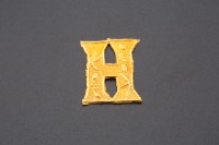 英文字樣式帽花(H)藏品圖，第1張