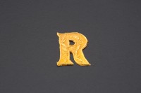 英文字樣式帽花(R)藏品圖，第1張