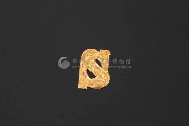 英文字樣式帽花(S)藏品圖，第1張