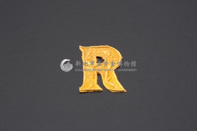 英文字樣式帽花(R)藏品圖，第1張