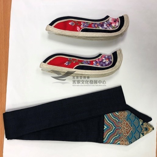 尿尿小童客家傳統服飾:勾嘴鞋藏品圖，第1張