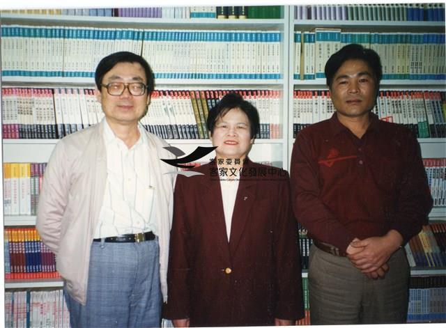 黃娟與前衛出版社社長及東方白合照藏品圖，第1張