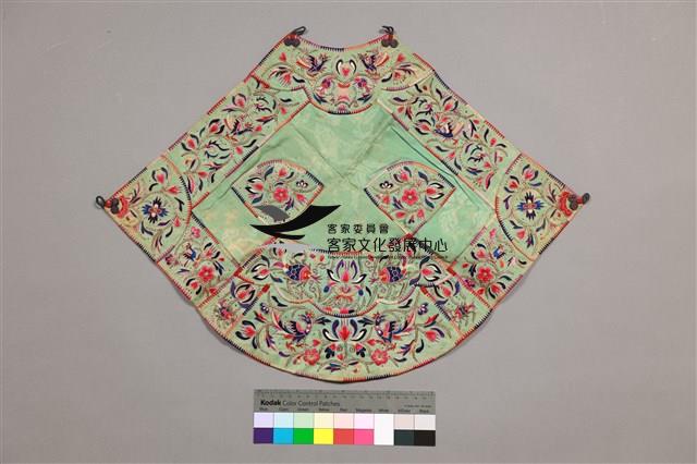 綠底金蔥線折枝花鳥紋肚兜藏品圖，第1張