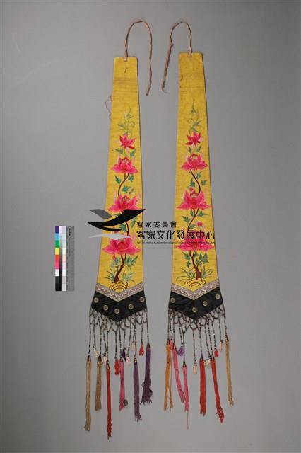 黃緞地牡丹彩繡劍帶藏品圖，第1張