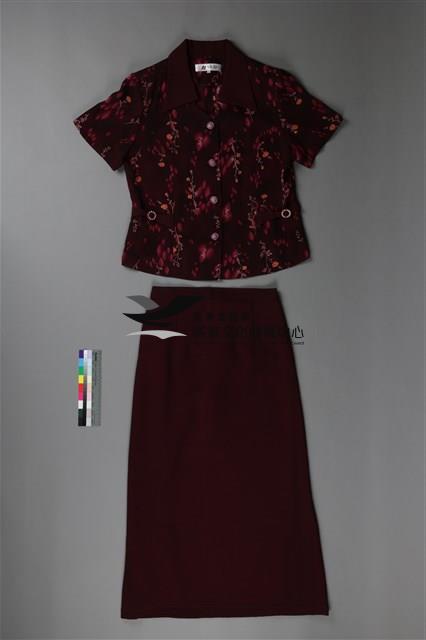 黃娟於客家終身貢獻獎頒獎時所穿紫色套裝藏品圖，第1張