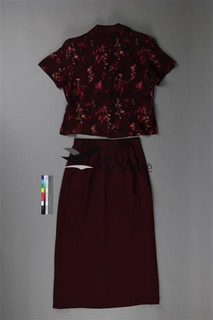 黃娟於客家終身貢獻獎頒獎時所穿紫色套裝藏品圖，第2張