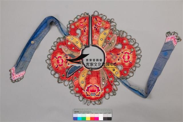 四合如意柳葉式繡纏枝牡丹紋串珠雲肩藏品圖，第1張