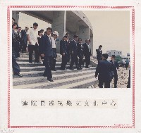 連院長巡視縣立文化中心藏品圖，第1張