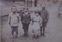 南條之子最右於宿舍前合影藏品圖，第1張