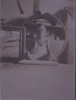 南條之子於其畫作前留影藏品圖，第1張