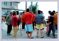林柏燕老師、謝一如與部落族人藏品圖，第1張