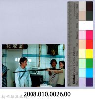 謝一如在以凡的文物館試用獵槍藏品圖，第4張