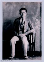 鄧雨賢個人照1：鄧雨賢於古倫美亞唱片公司時期坐姿獨照藏品圖，第1張