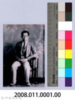 鄧雨賢個人照1：鄧雨賢於古倫美亞唱片公司時期坐姿獨照藏品圖，第2張