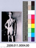 鄧雨賢個人照4：鄧雨賢於古倫美亞唱片公司時期站姿獨照藏品圖，第2張