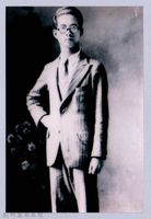 鄧雨賢個人照8：鄧雨賢練大提琴獨照藏品圖，第1張