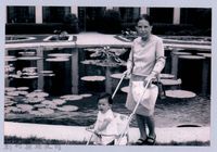 鄧雨賢相關照片13：鄧雨賢之妻鍾有妹育嬰照藏品圖，第1張