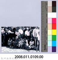 鄧雨賢相關照片100：眾人於豔陽下等待藏品圖，第2張