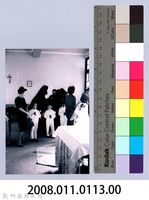 鄧雨賢相關照片104：男童於教堂禮拜藏品圖，第2張