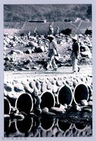 鄧雨賢相關照片145：行走於橋上的二人藏品圖，第1張