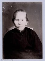 龍瑛宗翻拍照34：老婦人藏品圖，第1張