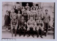 龍瑛宗翻拍照35：龍瑛宗與臺銀同事合照1藏品圖，第1張