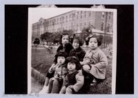 龍瑛宗翻拍照83：劉淑惠與四名女童合影藏品圖，第1張