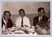 龍瑛宗翻拍照144：龍瑛宗與友人合影31藏品圖，第1張