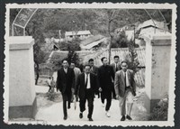 彭縣長出巡各市鎮：五峰鄉(一)中學校門藏品圖，第1張